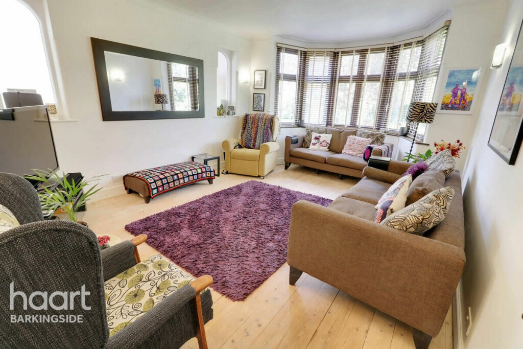 4 bedroom end of terrace house for sale in Woodford Avenue, Redbridge, IG4