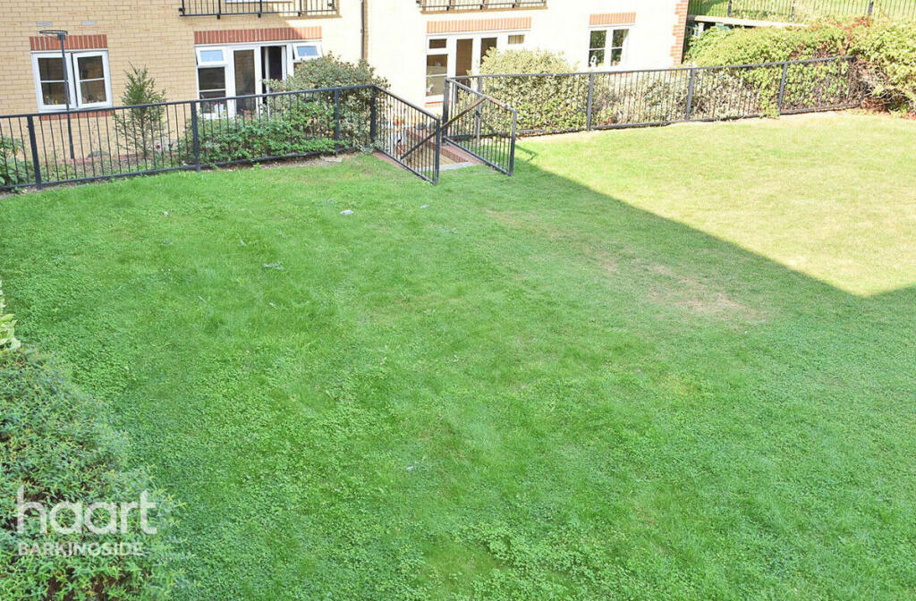 2 bedroom apartment for sale in Stoneleigh Road, Clayhall, IG5