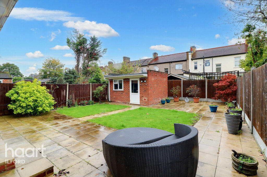 4 bedroom terraced house for sale in De Vere Gardens, Ilford, IG1