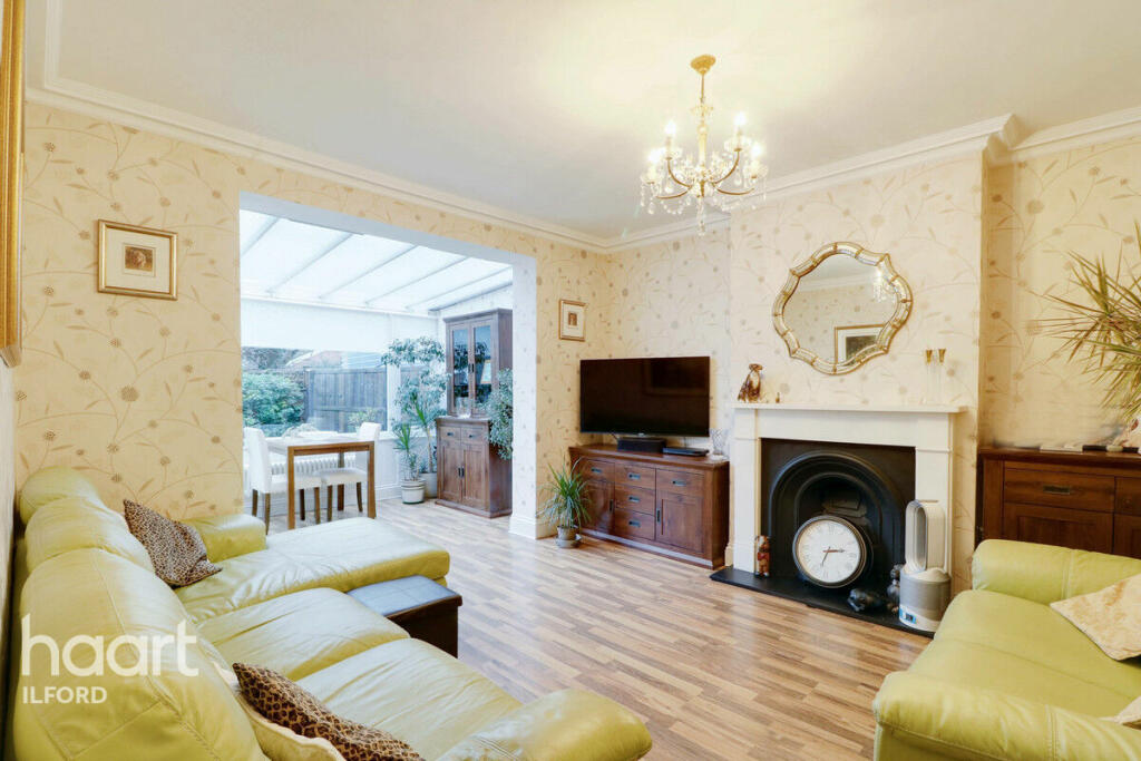 2 bedroom semidetached bungalow for sale in Aldborough Road South