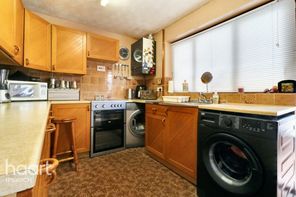 3 bedroom semidetached house for sale in Broomhayes, Ipswich, IP2