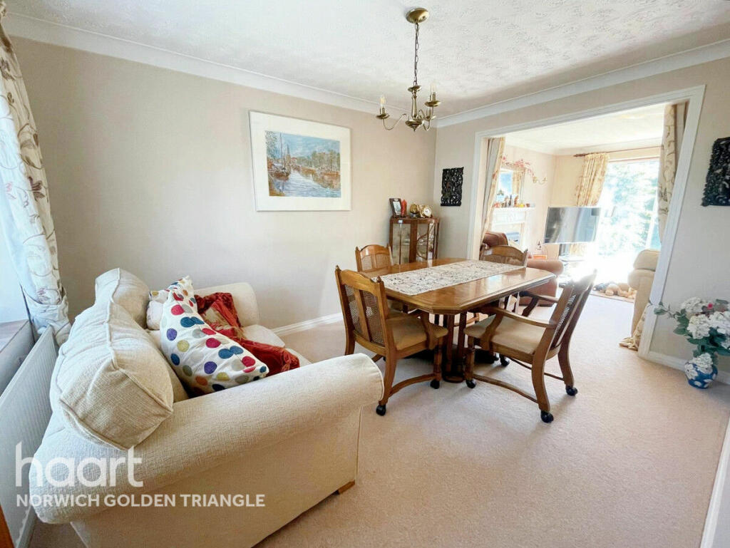 4 bedroom detached house for sale in Barnham Broom Road, Wymondham, NR18