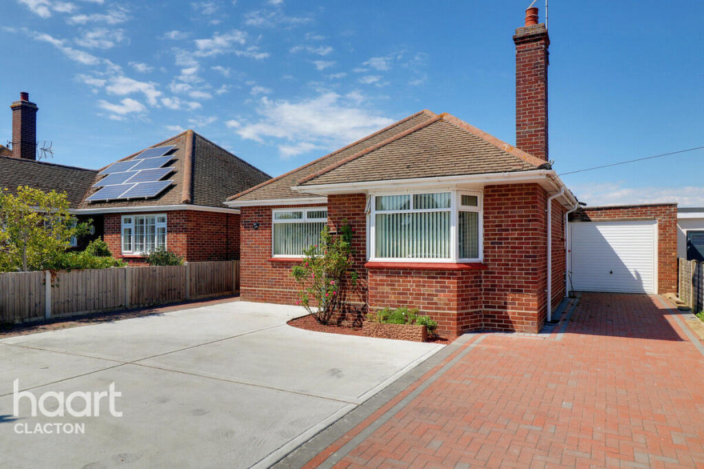2 bedroom detached bungalow for sale in Walton Road, FrintonOnSea, CO13