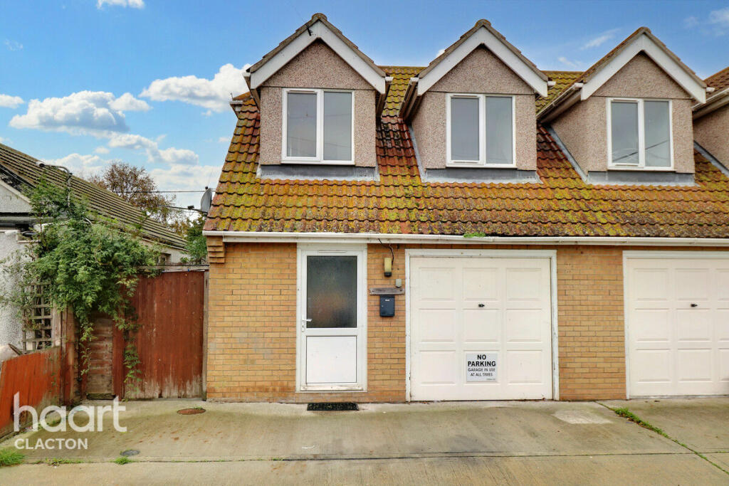 2 bedroom end of terrace house for sale in Vauxhall Avenue, ClactonOn