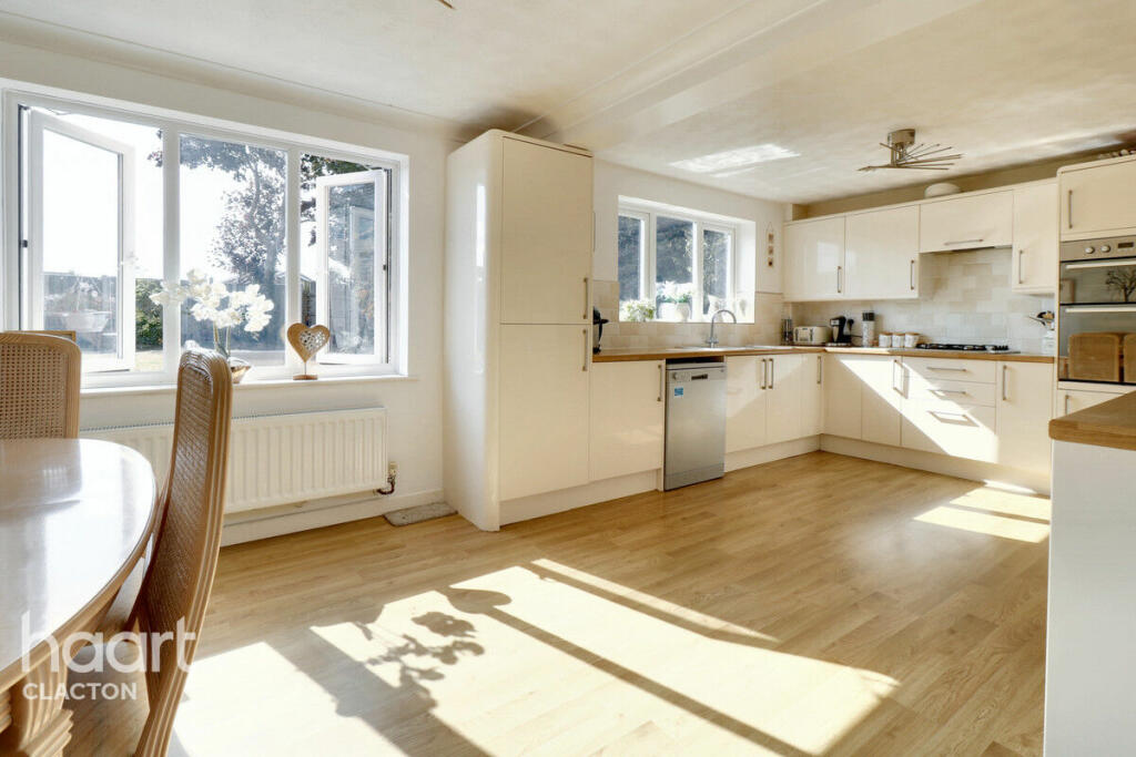 5 bedroom detached house for sale in Dunthorpe Road, ClactonOnSea, CO16