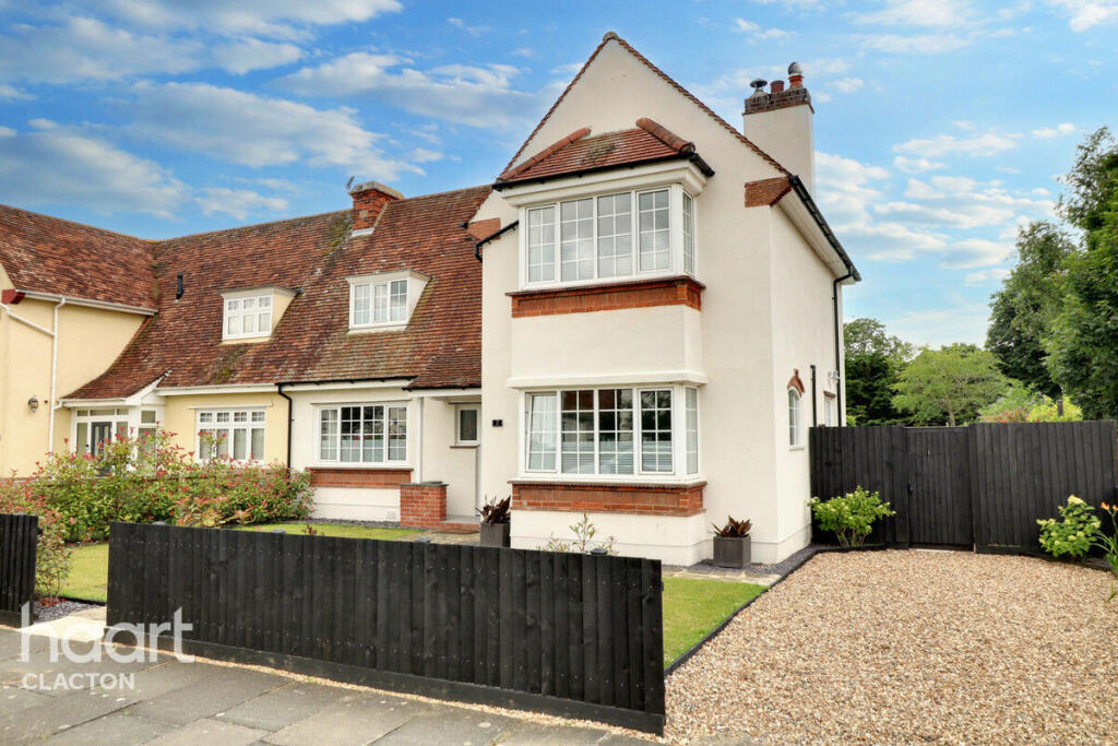 4 bedroom semidetached house for sale in Highview Avenue, ClactonOn
