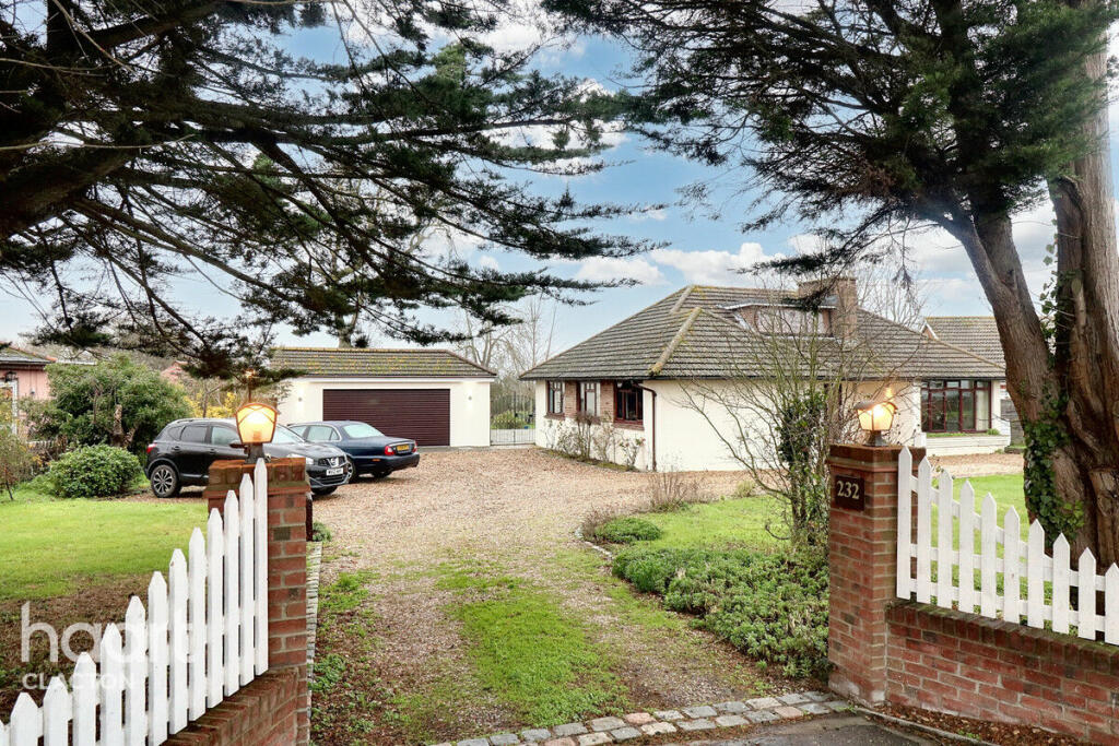 Additional property image - Point Clear Road, Clacton-On-Sea
