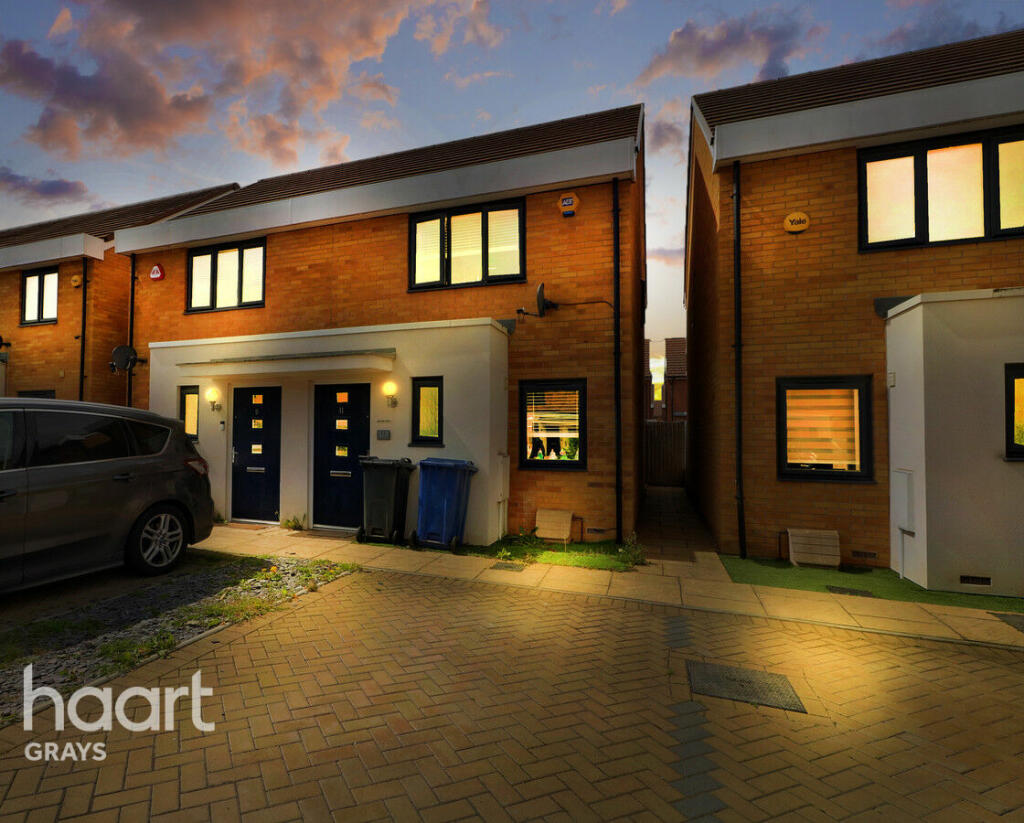 2 bedroom semidetached house for sale in Lapwin Close, Tilbury, RM18