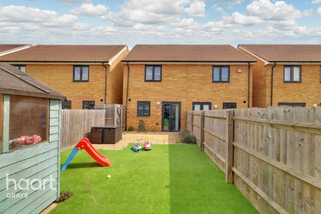 2 bedroom semidetached house for sale in Lapwin Close, Tilbury, RM18