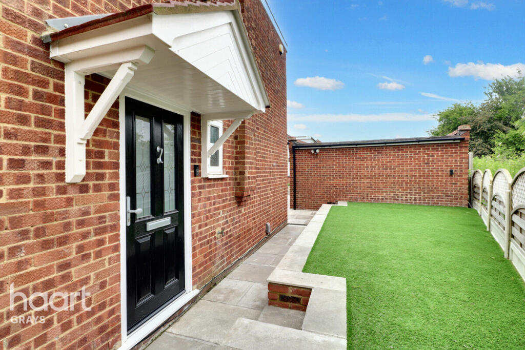 4 bedroom semidetached house for sale in Brampton Close, Stanfordle