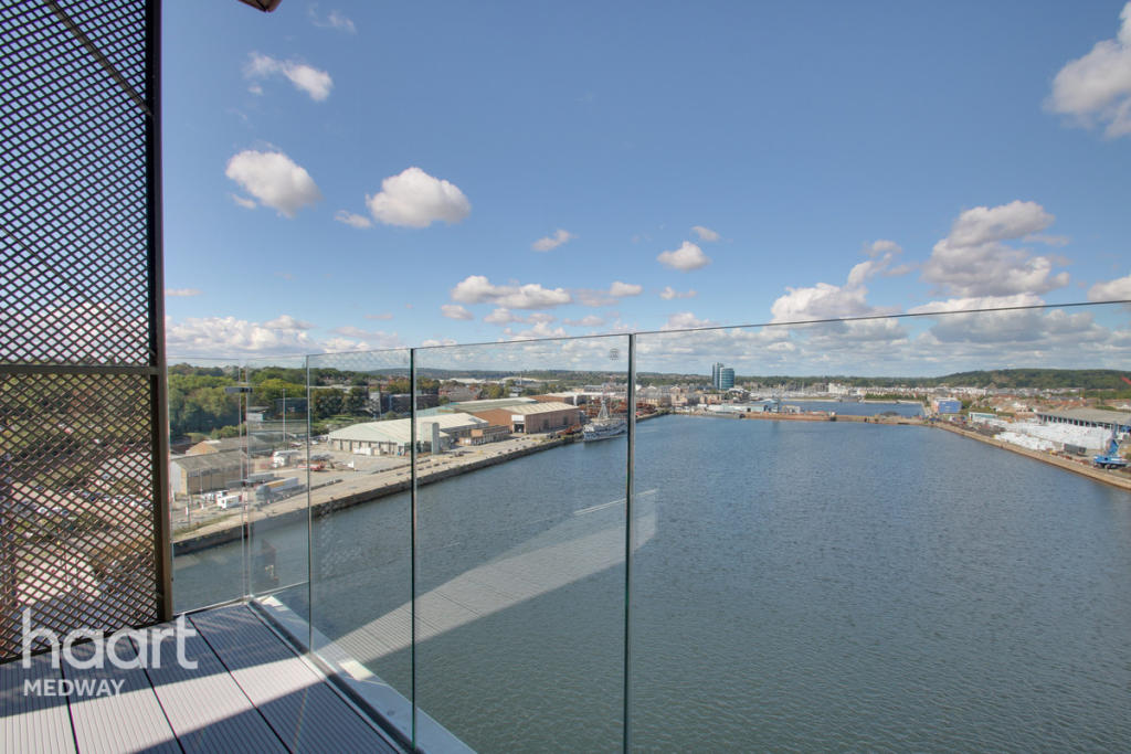 2 bedroom apartment for sale in Gillingham Gate Road, Chatham, ME4