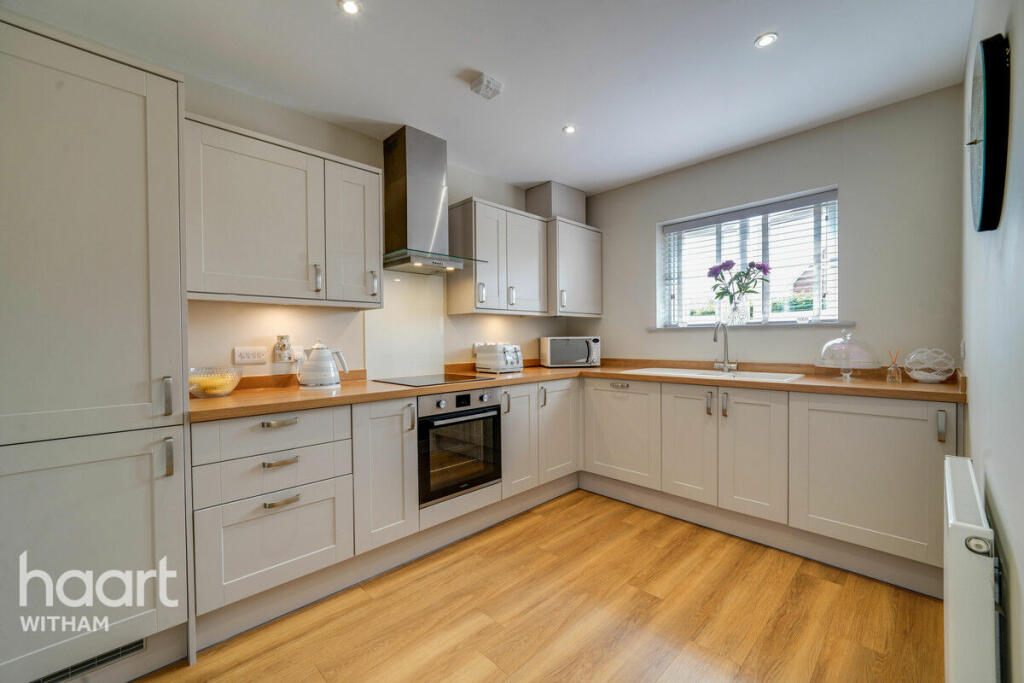 3 bedroom semidetached house for sale in Elm Way, Latchingdon, CM3