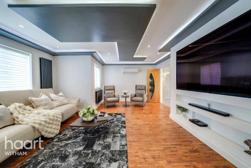 4 bedroom detached house for sale in Vine Road, Tiptree, CO5