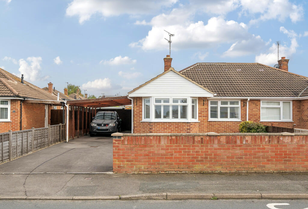 2 bedroom bungalow for sale in Lichfield Drive, Cheltenham, Gloucestershire, GL51