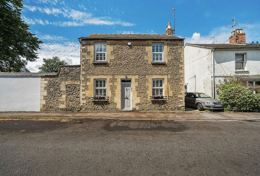 3 bedroom detached house for sale in Moorend Road, Cheltenham