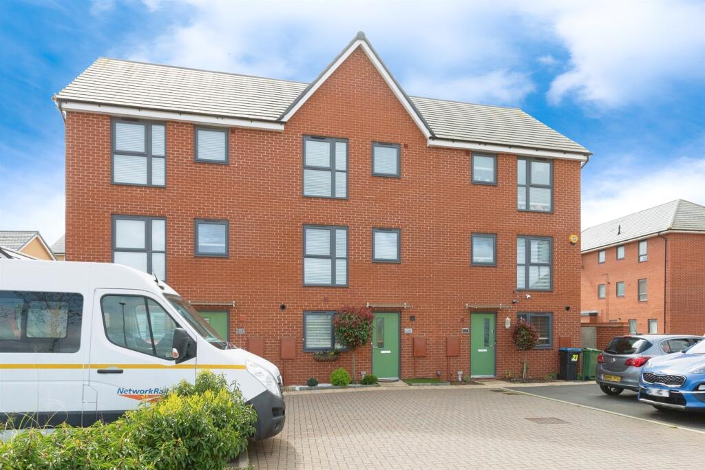 4 bedroom town house for sale in Fullers Ground, Eagle Farm South, Milton Keynes, MK17