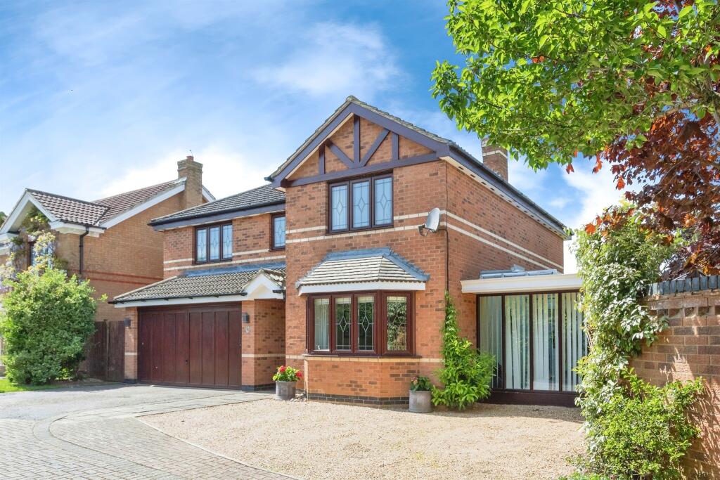 4 bedroom detached house for sale in Heybridge Crescent, Caldecotte
