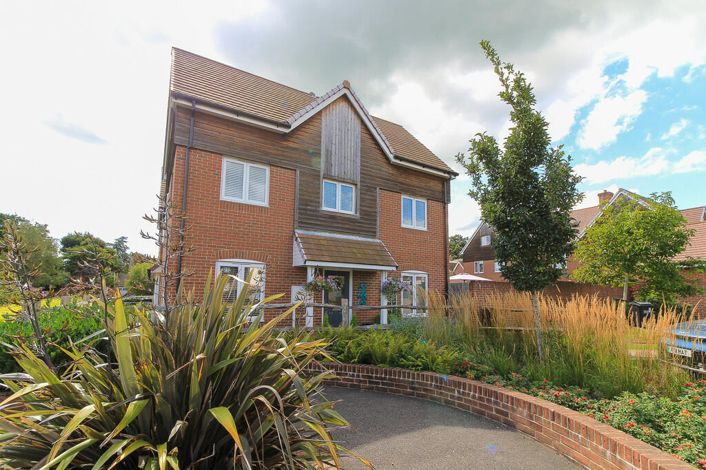 4 bedroom town house for sale in Bramley Avenue, Horam, TN21