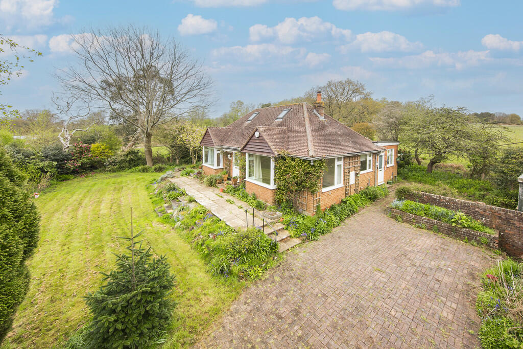 3 bedroom detached bungalow for sale in Firgrove Road, Cross In Hand