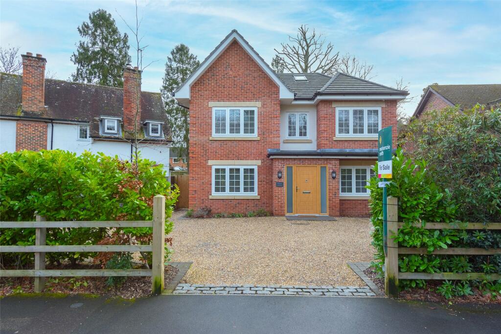 4 bedroom detached house for sale in Dinorben Avenue, Fleet, Hampshire