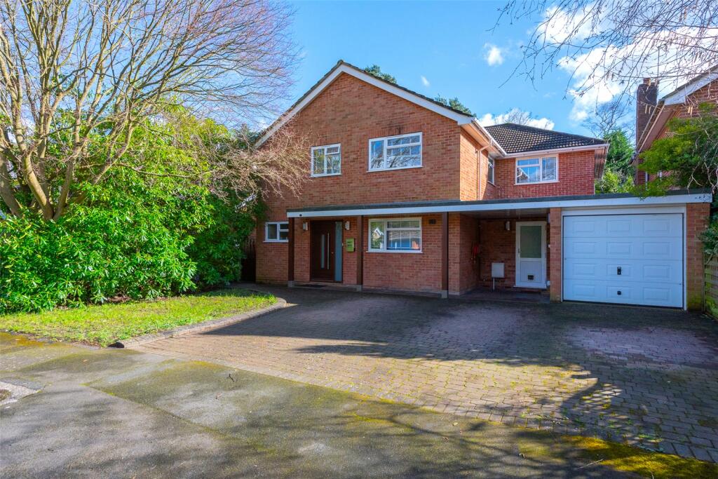 6 bedroom detached house for sale in Dinorben Close, Fleet, Hampshire, GU52