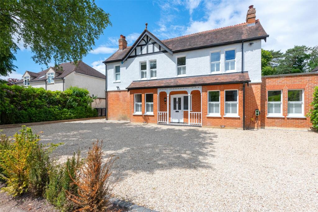 6 bedroom detached house for sale in Chestnut Grove, Fleet, Hampshire, GU51