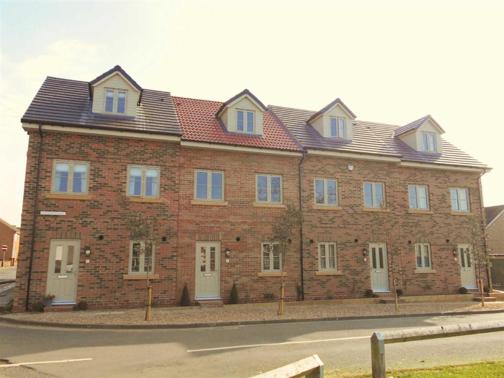 2 bedroom town house for sale in Little Green Mews, Piper Lane, Thirsk, YO7
