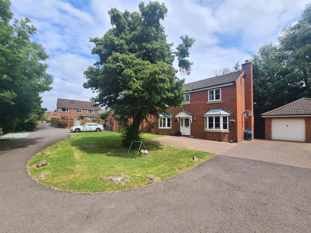 4 bedroom detached house for sale in Carisbrooke Road, Hucclecote