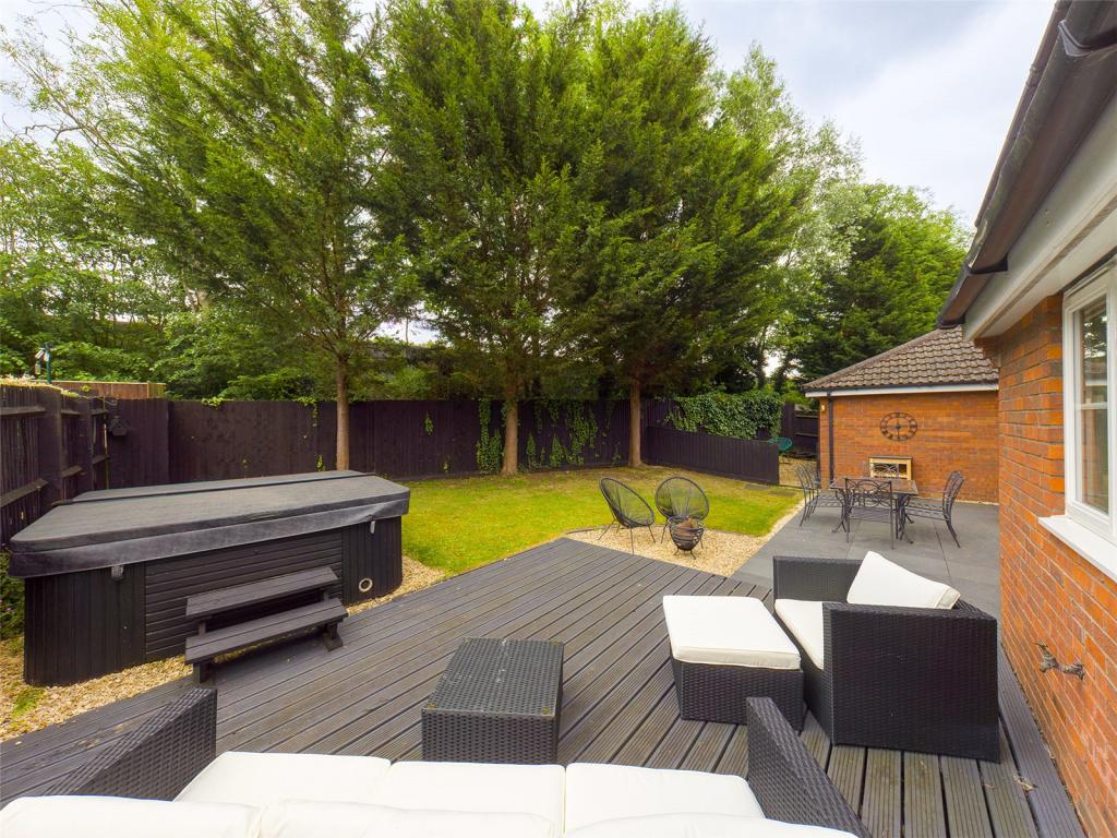 4 bedroom detached house for sale in Carisbrooke Road, Hucclecote