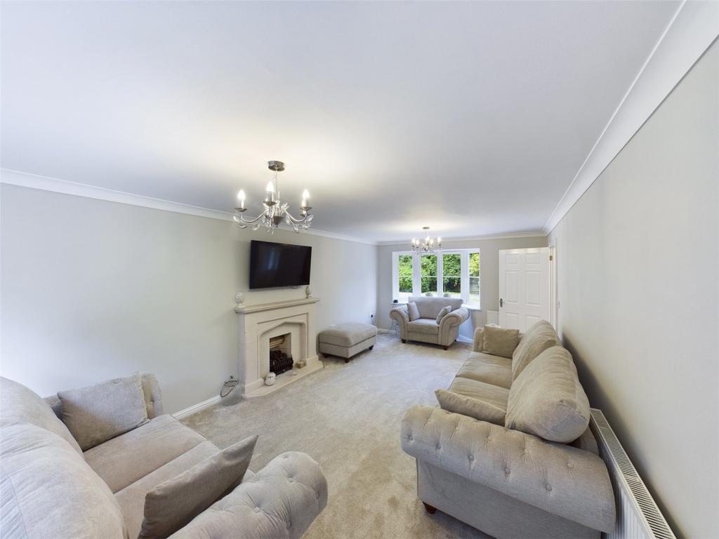 4 bedroom detached house for sale in Carisbrooke Road, Hucclecote