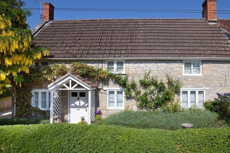 3 bedroom character property for sale in The Street, Chilmark, SP3