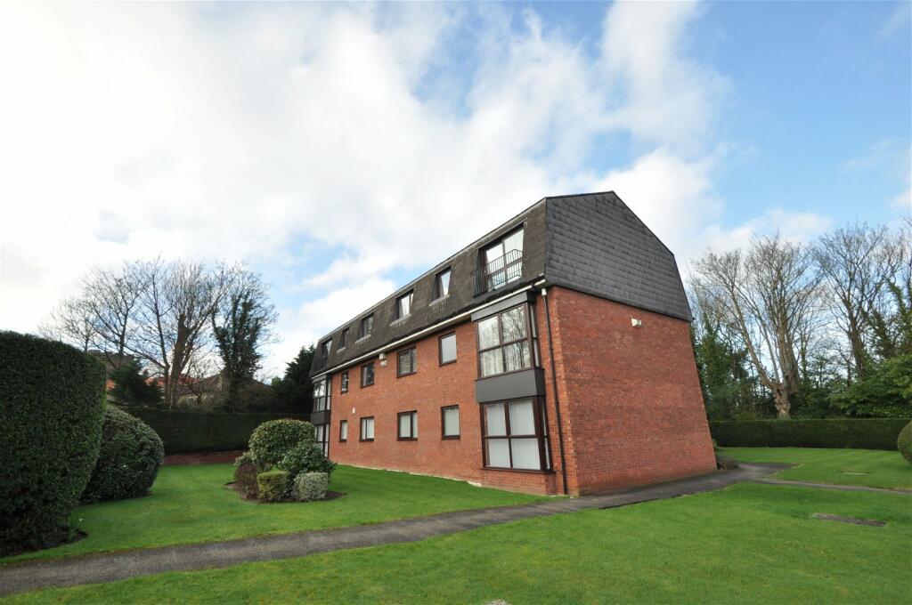2 bedroom ground floor flat for sale in Aughton Court, Church Road, CH49