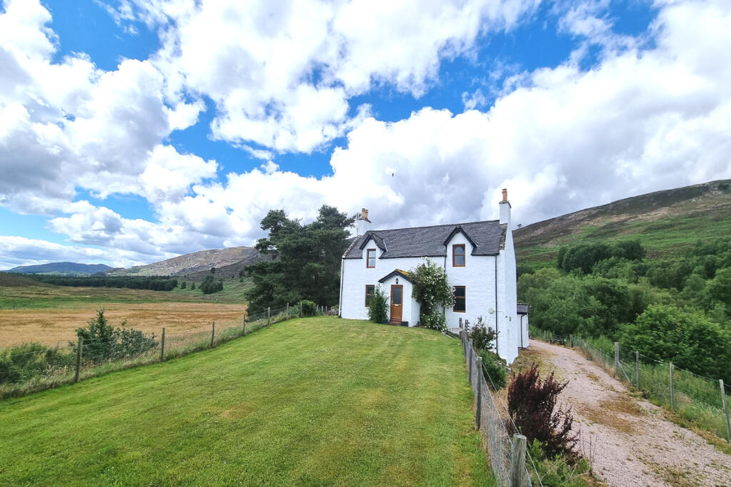 4 bedroom detached house for sale in Ballinluig Farm House, Aviemore, PH22