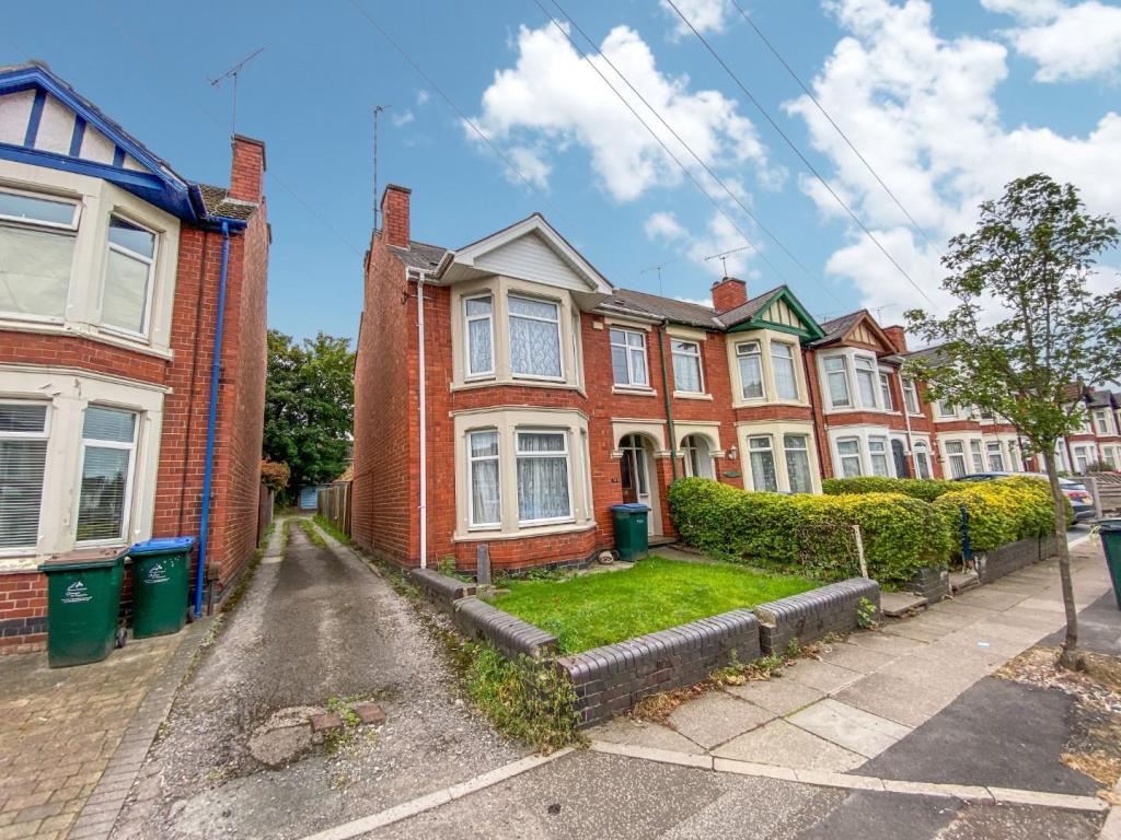 3 bedroom end of terrace house for sale in Siddeley Avenue, Stoke