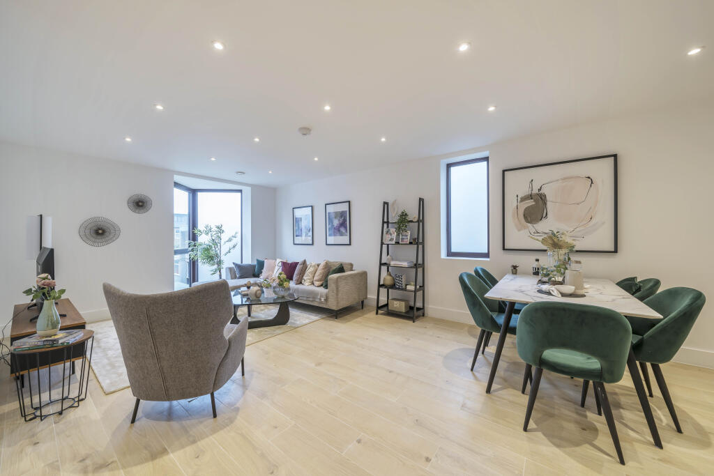 Main image of property: High Road, East Finchley