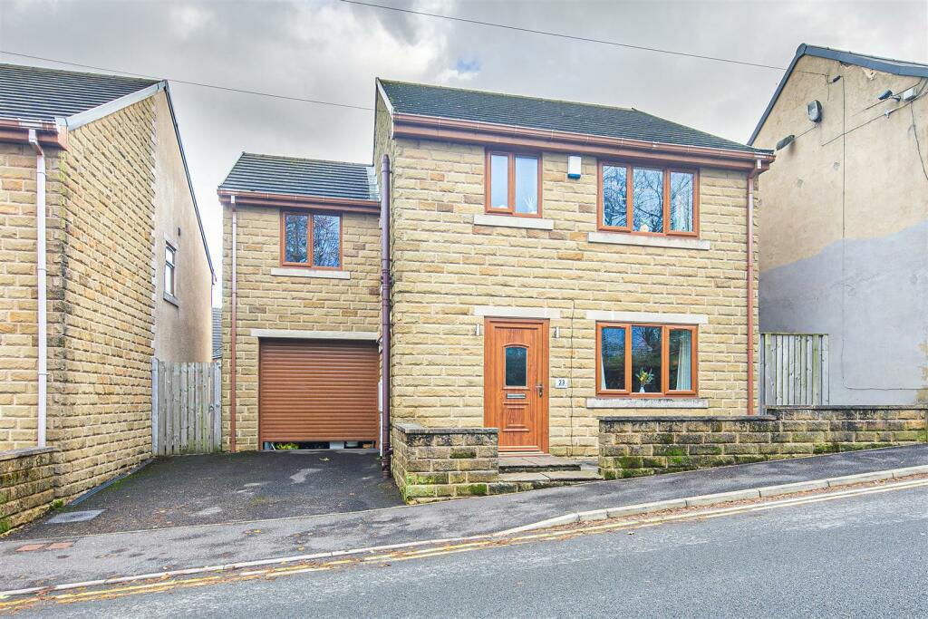 4 bedroom detached house for sale in Bracken Moor Lane, Stocksbridge