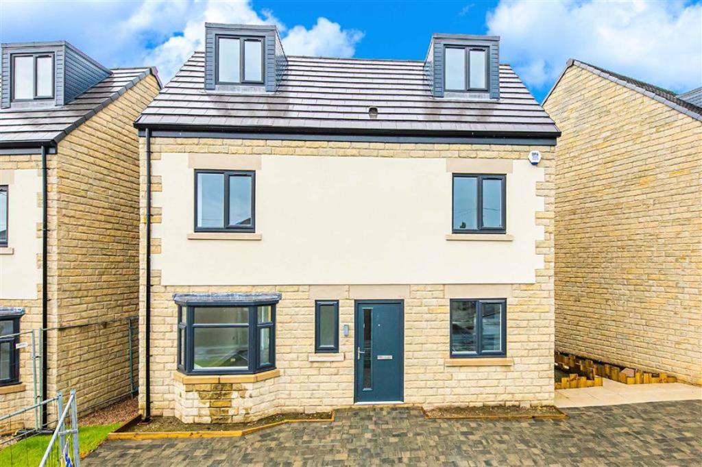 4 bedroom detached house for sale in Shaw Lane, Carlton, Barnsley, S71