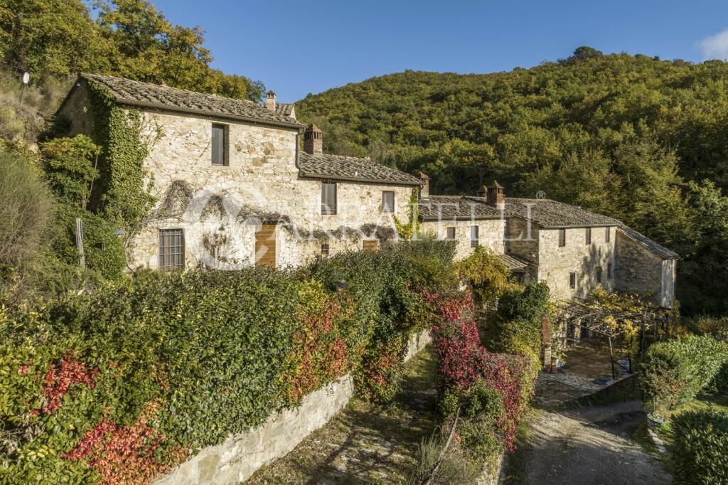 Farm House for sale in Tuscany, Siena...