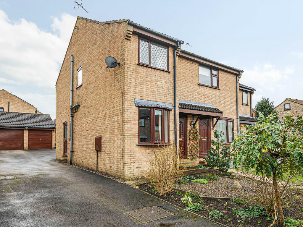 2 bedroom end of terrace house for sale in Parkland Drive, Tadcaster, LS24
