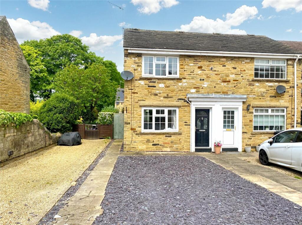 2 bedroom end of terrace house for sale in School Lane, Collingham