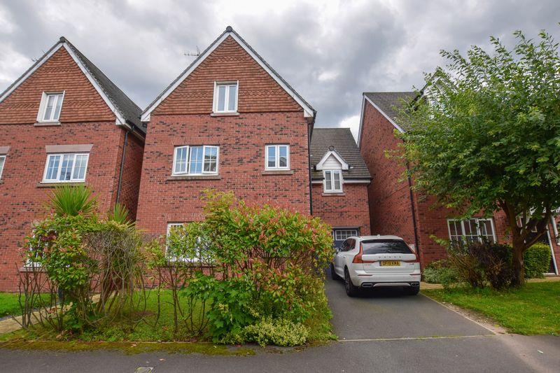 4 bedroom detached house for rent in Farcroft Close, Lymm, WA13