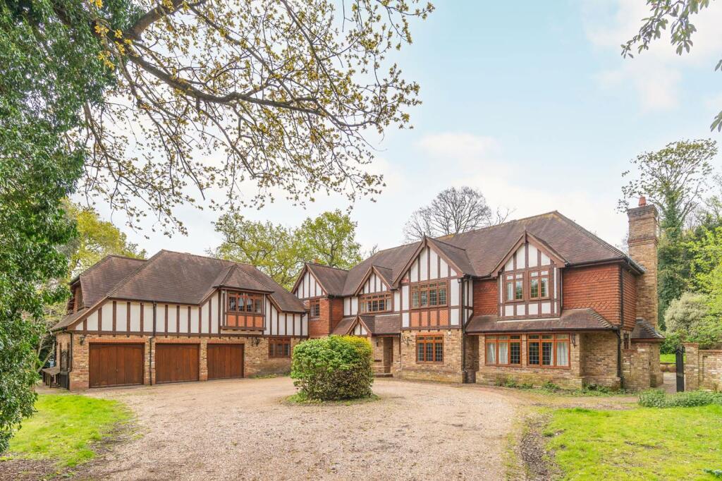6 bedroom detached house for sale in Springhurst Close, Shirley