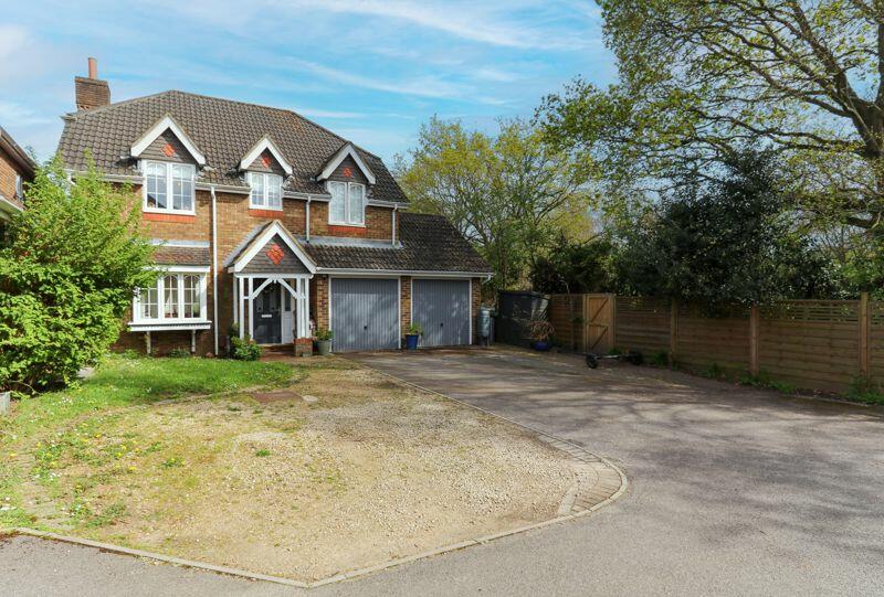 4 bedroom detached house for sale in Querida Close, Lower Swanwick , SO31