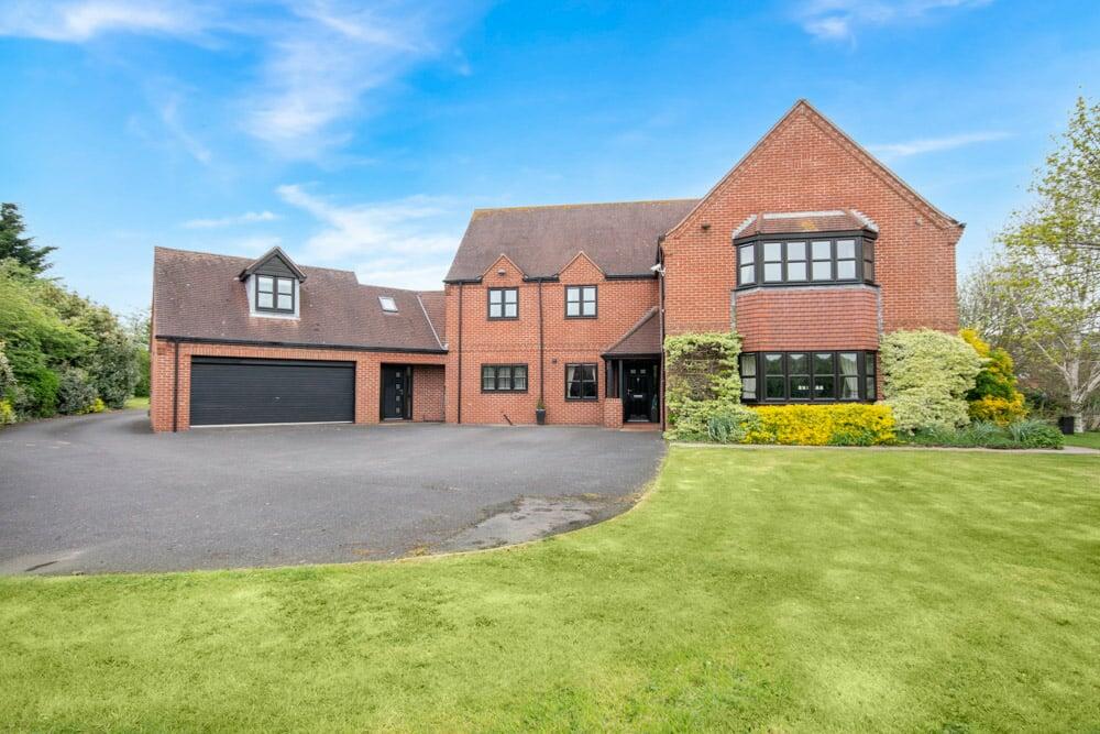 5 bedroom detached house for sale in Willow Lane, Beckingham, Doncaster