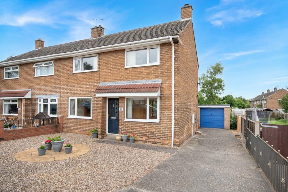 3 bedroom semidetached house for sale in West Hill Road, Retford