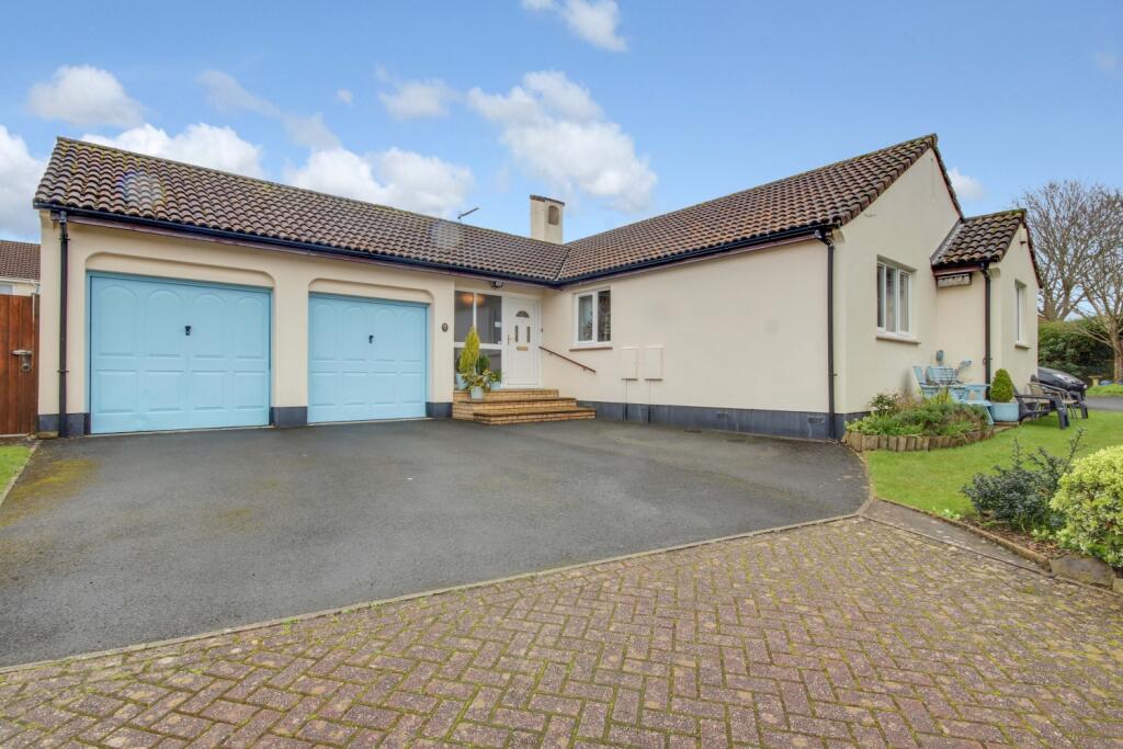3 bedroom bungalow for sale in Brynsworthy Park, Roundswell, Barnstaple