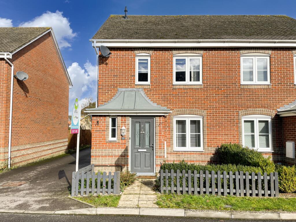 3 bedroom semidetached house for sale in Dorset Crescent, Basingstoke