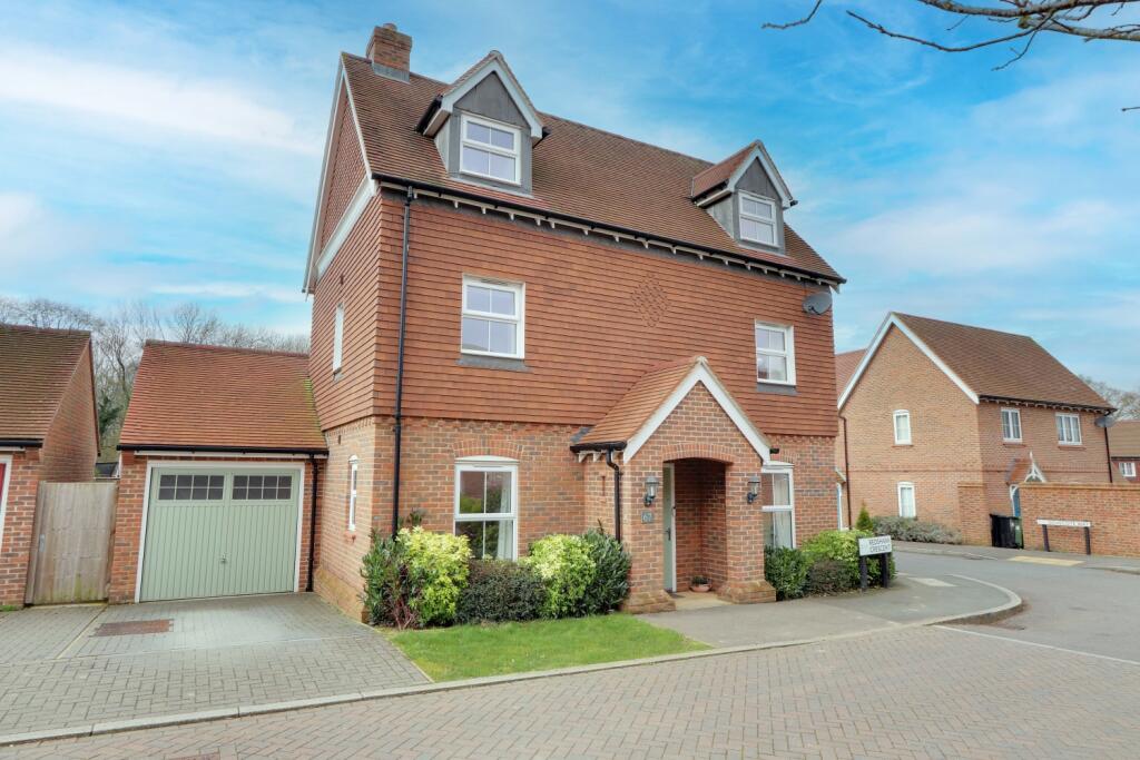 4 bedroom detached house for sale in Redshank Crescent, Chineham, Basingstoke, Hampshire, RG24