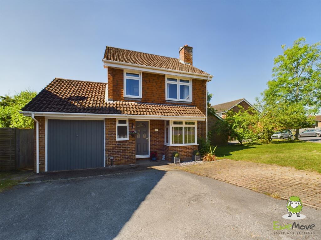4 bedroom detached house for sale in Saffron Close, Chineham