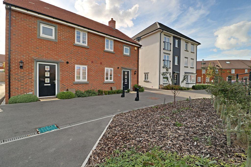3 bedroom semidetached house for sale in Hewitt Road, Basingstoke RG24